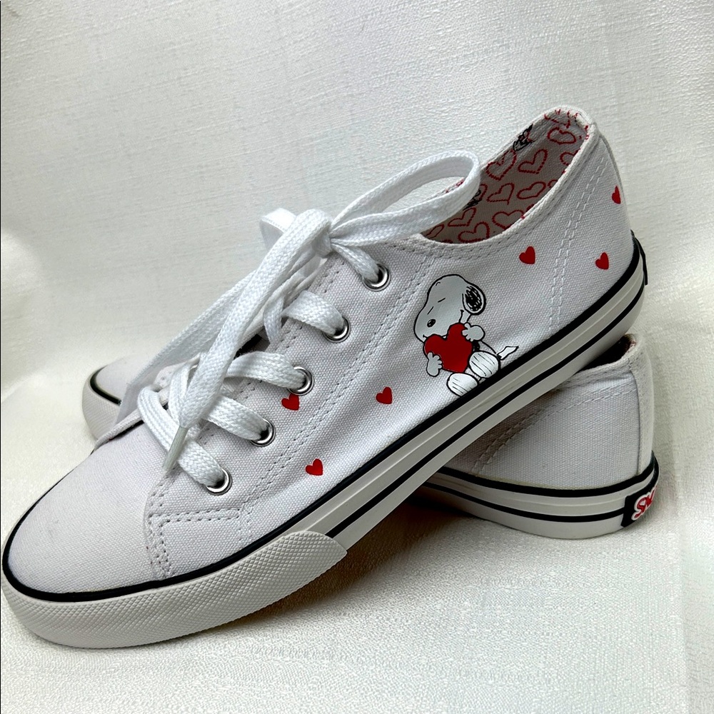 Snoopy with Hearts White Sneakers Kids size 4 NWT!
